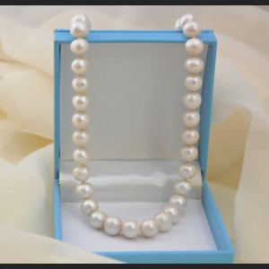 Колие *Прошка* от естествени бели перли,10-11мм 